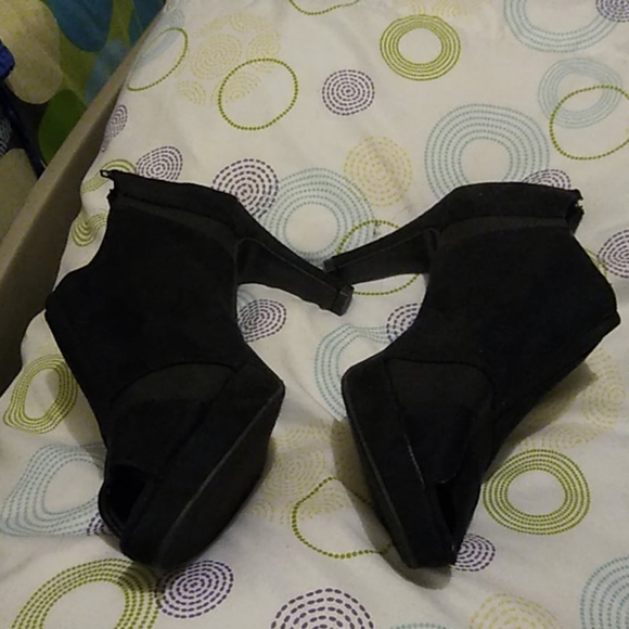 Heels - Picture 2 of 4